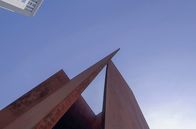 Kunst muss raus – "Terminal", eine Stahlplastik des amerikanischen Künstlers Richard Serra, steht seit 1979 in der Ruhrgebietsstadt Bochum. Das zwölf Meter hohe Werk sieht Serra als einen Ort der Erkenntnis.