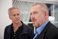 Tatort – Einem Familiengeheimnis auf der Spur: Kommissare Freddy Schenk (Dietmar Bär, r) und Max Ballauf (Klaus J. Behrendt, l).