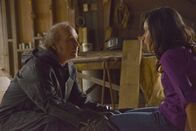 Under the Dome – Sind sich uneinig über den Ursprung der Kuppel: Rebecca (Karla Crome, r.) und Lyle (Dwight Yoakam, l.) ...