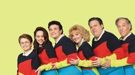 The Goldbergs – Von links nach rechts: Adam Goldberg (Sean Giambrone), Erica Goldberg (Hayley Orrantia), Barry Goldberg (Troy Gentile), Beverly Goldberg (Wendi McLendon-Covey), Murray Goldberg (Jeff Garlin) und Albert 'Pops' Solomon (George Segal).