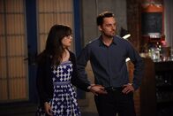 New Girl – Jess (Zooey Deschanel, l.) erfüllt sich ihren langgehegten Wunsch von einem Hund. Doch ausgerechnet an dem Tag, als der Vierbeiner bei ihnen einziehen soll, will Nick (Jake Johnson, r.) seiner Freundin eigentlich endlich einen Antrag machen ...