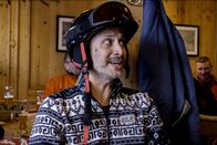 Ostrowski macht Urlaub – Michael Ostrowski auf einer Skihütte