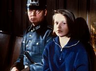 Die weiße Rose – NDR Fernsehen DIE WEIßE ROSE Uhr. Sophie (Lena Stolze) wird vom Volksgerichtshof zum Tode verurteilt.
