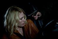 Pakt der Rache – Laura (January Jones) wird auf dem Heimweg brutal überfallen und vergewaltigt.