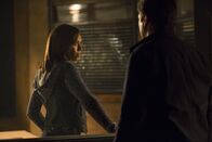 Castle – Ob Richard Castle (Nathan Fillion, r.) wohl mit der frechen Art seiner neuen Kollegin Hayley (Toks Olagundoye, l.) klar kommt? Die kommt nämlich geradewegs von Scotland Yard und nimmt kein Blatt vor den Mund ...; Ob Richard Castle (Nathan Fillion, r.) wohl mit der frechen Art seiner neuen Kollegin Hayley (Toks Olagundoye, l.) klar kommt? Die kommt nämlich geradewegs von Scotland Yard und nimmt kein Blatt vor den Mund ...