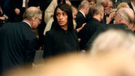 Informant - Angst über der Stadt – Verfolgt angespannt das Konzert in der Hamburger Elbphilharmonie: BND-Mitarbeiterin Naheema Triebel (Sabrina Ceesay).