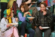 The Middle – (v.li.) Eden Sher (Sue Heck), Patricia Heaton (Frankie Heck), Chris Kattan (Bob).