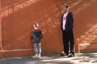 Big Daddy – Der verantwortungslose Tagträumer Sonny (Adam Sandler, r.) ist seinem Ziehsohn Julian (Dylan Sprouse/Cole Sprouse, l.) ein ziemlich unorthodoxer Vater ...