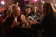 Hacks – Deborah (Jean Smart, l.), Kiki (Poppy Liu, M.), Ava (Hannah Einbinder, r.) und deren Mutter, die ihr einen Überraschungsbesuch abstattet, beschließen den Abend gemeinsam in einer Bar zu verbringen. Doch plötzlich kippt die entspannte Stimmung.