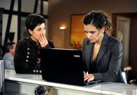 Rote Rosen – ARD ROTE ROSEN FOLGE 1664 Uhr im ERSTEN. Ariane (Alexandra Horn, l.) und Rieke (Anika Lehmann, r.) sind betroffen, als sie im Internet recherchieren, wie schrecklich Micks Krankheit verlaufen kann.