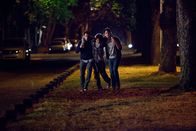 21 & Over – Unglücklicherweise hat sich Jeff (Justin Chon, M.) ins Koma gesoffen und ist nicht mehr ansprechbar. Da seine beiden Kumpel Casey (Skylar Astin, l.) und Miller (Miles Teller, r.) nicht an die Adresse seiner Wohnung erinnern können, geraten sie auf der Suche in allerlei aberwitzige Situationen ...
