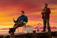 Ash vs. Evil Dead – Ashley "Ash" J. Williams (Bruce Campbell, l.); Brujo (Hemky Madera, r.)
