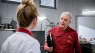 Sturm der Liebe – André (Joachim Lätsch, r.) übergibt Greta (Laura Osswald, l.) sein Reich.