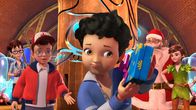 Peter Pan - Neue Abenteuer – In der Weihnachtsmannwerkstatt durften die Kinder miterleben, wie die Geschenkemaschine funktioniert. Michael ist sehr neugierig und möchte zu gern wissen, was in dem Geschenk ist. Sein Bruder John warnt ihn davor, das Päckchen so durchzuschütteln, denn es könnte zerbrechlich sein.