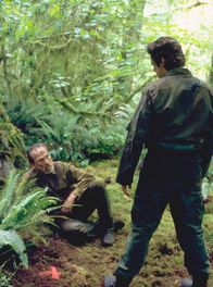 The Hunted – Aaron Hallam (Benicio Del Toro, re.) hat seinen einstigen Lehrer Jay Bonham (Tommy Lee JOnes) in die Knie gezwungen.