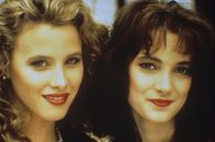 Lethal Attraction – Anfangs freut sich Veronica (Winona Ryder) noch, als sie in die Clique der drei Heathers (hier Kim Walker als Heather Chandler) aufgenommen wird. Doch dann wird ihr schnell klar, dass ihre neuen Freundinnen die schlimmsten Zicken auf der Highschool sind.. Lethal Attraction