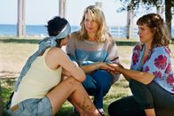 Praxis mit Meerblick – Unfall am Strand, v.li.: Meira Durand als Rosa Buhrow, Tanja Wedhorn als Nora Kaminski und Morgane Ferru als Mandy Petersen