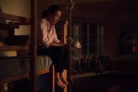 Safe – Katinka (Judith Bohle) braucht einen Moment für sich, um den großen Schritt, den sie in der Therapie mit Nellie und im Gespräch mit deren Mutter gemacht hat, verarbeiten zu können.