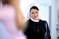 Um Himmels Willen – Novizin Claudia (Mareike Lindenmeyer) hat sich bereiterklärt, bei Anwalt Jens Lehner babyzusitten.