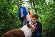Schloss Einstein – Rebellion auf Schloss Einstein: Ava (Mia Stieber, vorne), Mikka (Jona Kirchner, links) und Massuda (Tisa Pharischad Khumyim, rechts) sind in den Wald gezogen und treffen dort auf eine flauschige Überraschung.