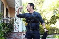 Numb3rs - Die Logik des Verbrechens – Don (Rob Morrow) und seine Leute nehmen einen verdächtigen US-Bürger fest, der zum Islam übergetreten ist ...