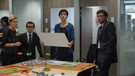 Die Tage unter Null – Mathilde (Marie-Sophie Ferdane, Mi.) wird vor ihren Mitarbeitern von ihrem Chef faktisch von der Teamleitung entbunden.