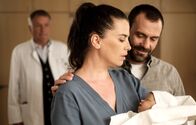 In aller Freundschaft – Nadine (Julia-Maria Köhler, mi.) und Frank Heller (Daniel Wiemer, re.) sind glücklich, endlich wieder ihre kleine Tochter Feli im Arm zu halten. Sie ahnen noch nicht, dass Dr. Roland Heilmann (Thomas Rühmann, hi. li.) das Medikament ohne Zustimmung der Krankenkasse organisiert hat.