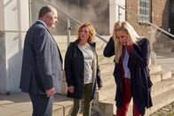 Heldt – Grün (Timo Dierkes, l.) und Ellen (Janine Kunze, r.) erhoffen sich bei der Suche nach Emily Hilfe von der Pädagogin Carolin Stammheimer (Lilia Lehner, M.), die die Projektwoche in der Schule leitet.