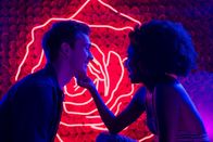 You & Me – Ein Moment voller Spannung und Erwartung – Ben (Harry Lawtey) und Jess (Sophia Brown) erleben ihr erstes Date.
