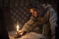 Der Medicus – Anhand einer Landkarte wird dem wissbegierigen Rob Cole (Tom Payne) klar, dass die Welt viel größer ist als er dachte.