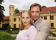 Bianca - Wege zum Glück – Bianca - Wege zum Glück Kapitel 1 Staffel 1, Episode 1 Die Hauptdarsteller der Telenovela «Bianca - Wege zum Glück»: Tanja Wedhorn als Bianca, Patrik Fichte als Oliver