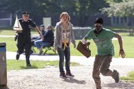 Notruf Hafenkante – Als Wolle (Harald Maack, l.) das Modellschiff seines Chefs abholt, beobachtet er einen Raub und verfolgt den Handtaschenräuber (Julius Nitschkoff, r.). Anna Peters (Isabel Bongard, M.) beobachtet das als Zeugin.