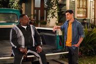 The Neighborhood – Calvin Butler (Cedric the Entertainer, l.); Dave Johnson (Max Greenfield, r.)