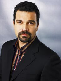 Desperate Housewives – (2. Staffel) - Muss eine schwere Zeit im Gefängnis überstehen: Carlos Solis (Ricardo Antonio Chavira) ...
