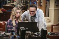 The Big Bang Theory – Leonard (Johnny Galecki, r.) ist hellauf begeistert, als seine Frau Penny (Kaley Cuoco, l.) zu einer Comic-Con eingeladen wird, um Autogramme zu geben. Sie ist allerdings weniger entzückt, als sie erfährt, dass es sich dabei wohl um eine Zusammenkunft gescheiterter Schauspieler handelt ...