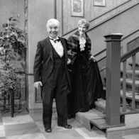 Dinner for One oder Der neunzigste Geburtstag – Freddie Frinton als Butler James und May Warden als Miss Sophie.