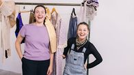 Checkerin Marina – Nina (rechts) und Marina überlegen gemeinsam, was Menschen aneinander schön finden.