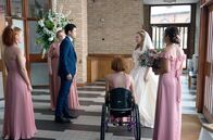 Life – Andy (Calvin Demba, li.) will die Feierlichkeiten verlassen und trifft auf Hannah (Melissa Johns, 2.v.r.). Hilft diese Begegnung Hannah vielleicht dabei, eine endgültige Entscheidung zu treffen?