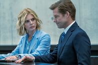 Signora Volpe – Nachdem die Auslandsoperation von Sylvia (Emilia Fox) beendet wurde, diskutiert sie darüber mit ihrem Geheimdienstkollegen und Ex-Mann Adam (Jamie Bamber).