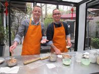 Verrückt nach Meer – Bei der Dumpling-Tour kommen Food & Beverage-Manager Thomas Krobath und der Küchenchef Christian Jüngling zu einem Dumpling-Kochkurs. Hier wird sogar der Meister noch einmal zum Lehrling.