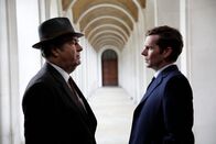 Der junge Inspektor Morse – Fred Thursday (Roger Allam, l.) und sein junger Kollege Inspektor Morse (Shaun Evans, r.) stehen im engen Austausch, um die Ermittlungen im Mordfall voranzutreiben und den Täter ausfindig zu machen.