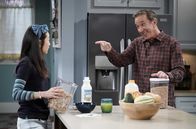 Last Man Standing – Jen (Krista Marie Yu, l.); Mike Baxter (Tim Allen, r.)