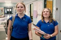 SRF bi de Lüt – Die Schwestern Joy und Hannah Forgoston müssen bald keine Schuluniform mehr tragen. Trotzdem würde Joy lieber in den USA bleiben, statt in die Schweiz zurückzukehren.
