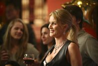 Desperate Housewives – Edie (Nicollette Sheridan, M.) spricht einen Toast auf Tom und sein Team aus