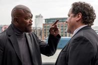 Spider-Man: Far from Home – Nick Fury (Samuel L. Jackson, l.) will von Happy Hogan (Jon Favreau, r.) wissen, wo Peter ist.