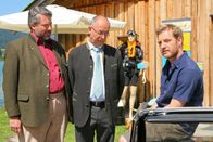 Die Rosenheim-Cops – Stadler (Dieter Fischer, l.) und Achtziger (Alexander Duda, m.) verdächtigen Herbert Pichler (Tom Radisch, r.).