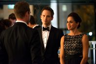 Suits – Zwischen Mike (Patrick J. Adams, M.) und Rachel (Meghan Markle, r.) steht ein brisantes Geheimnis das ausgerechnet Harvey (Gabriel Macht, l.) kennt. Kann ihre Beziehung dem wachsenden Druck standhalten?