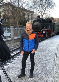 Mit Volldampf und Musik – Olaf Berger bei Dreharbeiten auf dem Zittauer Bahnhof