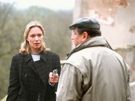 Tatort – In Polen bekommt Mary (Katja Weizenböck) plötzlich Angst vor Klaus Ross (Hilmar Eichhorn) und bedroht ihn mit der Waffe: Sie hält ihn für den möglichen Mörder ihrer Eltern.