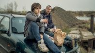 Stralsund – Was hat Henrik Brandt (Barnaby Metschurat, r.) mit Jo Brandt (Jack Owen Berglund) vor? Ahnt der Junge etwas?